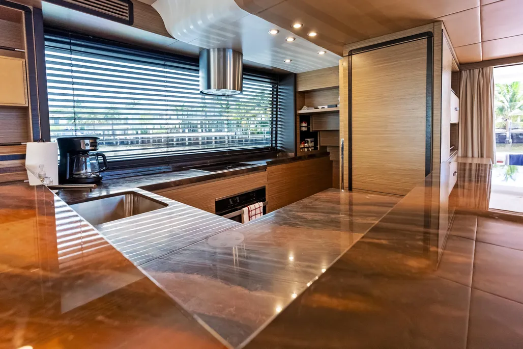 Yacht Photo 23